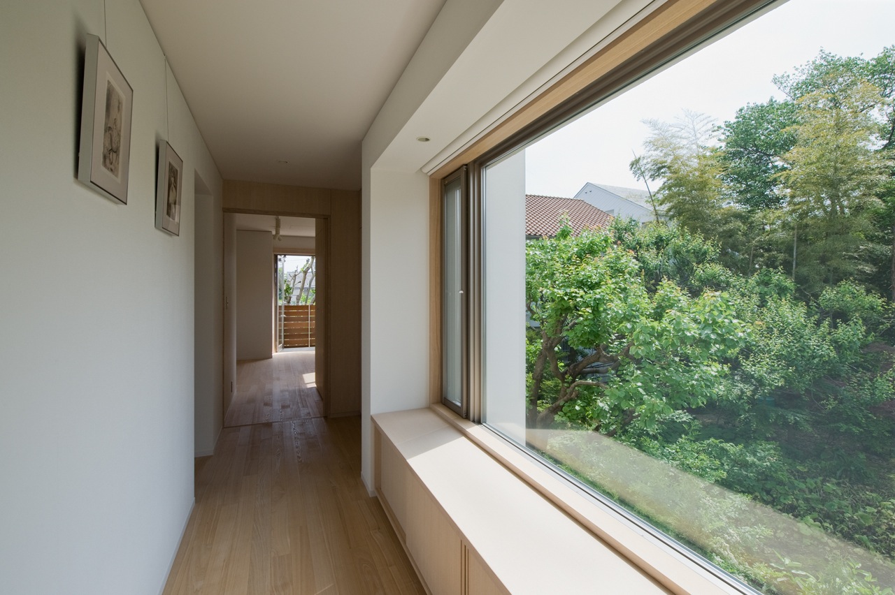 Second floor corridor towards family room	   Second floor corridor towards family room